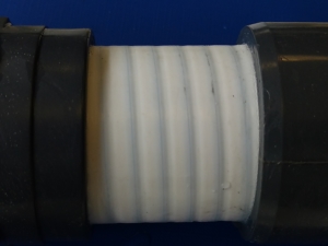 Photo de test au chlore sur tuyaux spiralés avec bouchons